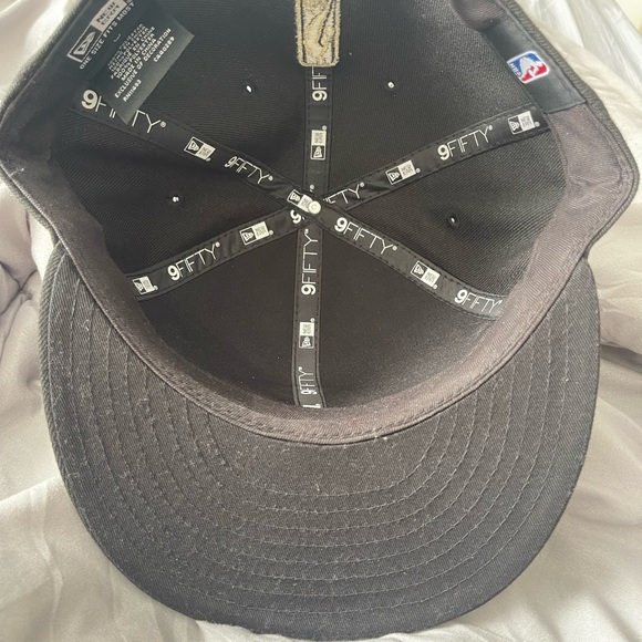 Rare Chicago Bulls Jordan Metal Gold Badge flat brim snap back hat - Picture 4 of 8